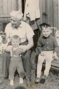Se starším bratrem Rudolfem a dědečkem, 1964