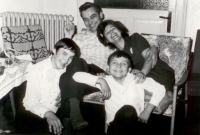 Se starším bratrem Rudolfem a rodiči Rudolfem a Jindřiškou, 1971