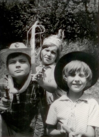 S kamarádkami při hře "Západ (alespoň) na chatě", 1972