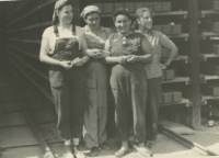 Jaroslava Tobková v cihelně v šedesátých letech