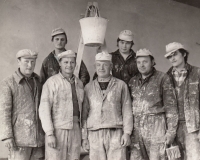 Stavba sídliště Jižní Svahy (pamětník vlevo nahoře), 50. léta