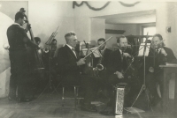 Josef Tobek hrál na housle, kolem roku 1960