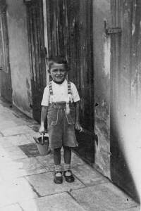 Jan Kadlec ve svém rodném Chomutově (asi 1939)