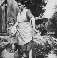 Jan Kadlec se svou babičkou Marií Czernekovou (30. léta)