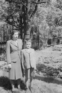 Jan Kadlec se svou maminkou na zahradě (1944)