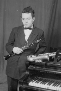 Jan Kadlec s hudebními nástroji v klubu místního hospodářství (1956)