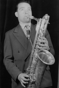 Jan Kadlec s barytonsaxofonem (1963)