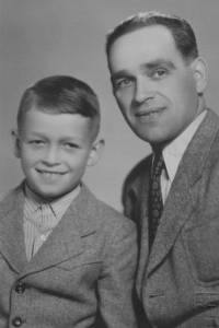 Jan Kadlec se svým tatínkem (Praha, 1943)