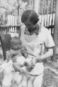 Jan Kadlec s maminkou (1934)