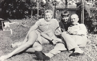 maminka Marie a otec Jaroslav s vnoučaty v Plesné