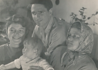 Rodina Snablova (Hanuš, Dagmar a Věra) s babičkou Marií Lavičkovou, cca 1953