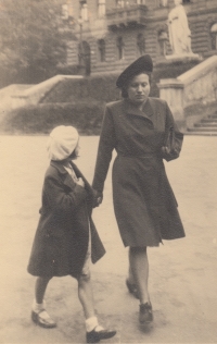 Pamětnice s paní učitelkou Rokošovou, květen 1942, Bříství