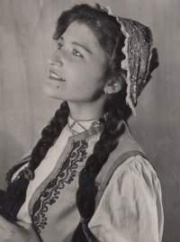 Pamětnice na fotografii z operety Soročinský jarmark, rok 1952
