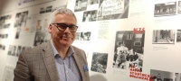 Paweł Skrzywanek v Centru Historie Zajezdnia u expozice věnované Nezávislému sdružení studentů (NZS, Niezależne Zrzeszenie Studentów)