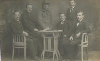 Tobkovi, druhý zleva Josef (tchán Jaroslavy Tobkové), 1920