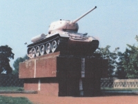 Tank natřený narůžovo, Žatec – Podměstí, léto 1990 