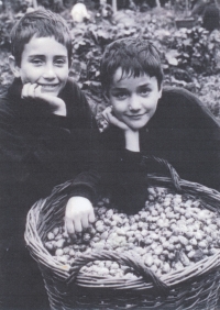 S bratrem Milanem (zprava), 1968 