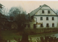 Zničený dům Tobkových v Lažanech v roce 1990