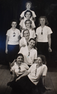 Cvičenky Sokola československé menšiny v Jugoslávii, město Ćuprija, Františka Skoupá uprostřed třetí od spodu, rok 1939
