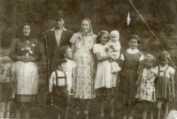 Zleva bratranec, babička Antonie, strýc Štefan, teta Anna, před nimi jejich děti s dalšími dětmi, 3. zprava Anežka a její dvě sestry Margita a Katka, asi 1959 