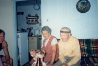 Osmdesátiletý tatínek Štefan Kret s manželkou Margitou, maminkou pamětnice, Borek 1993