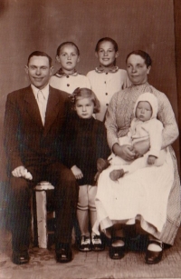 Rodiče s dcerami: zleva Regina, Anička, Anežka s mašlí a malá Margita, asi 1950