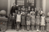 Školní fotografie, Anežka uprostřed stojící 2. zprava, Zahrádky, 1958