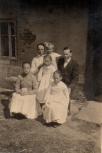 Rodiče, zleva dole Marie, Anička, Regina, Anežka s mašlí, Rumunsko před emigrací, asi 1949