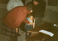 Kmotrou malého Petříka, v kostele stojící za ním, Borek asi 1990