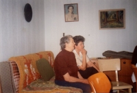 S maminkou, rodinná oslava, asi 1972