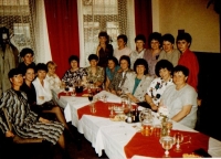 6. zprava sedící, třídní sraz (SZŠ), Ústí nad Labem, 1996