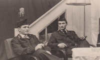 Manfred Matička (vlevo) během vojny 