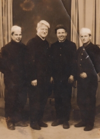 Manfred Matička (zcela vpravo) během učení na kominíka