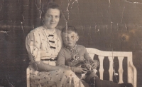 Se svojí matkou během druhé světové války
