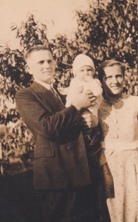 S rodiči v rodném Husinci (dnešní Gęsiniec) ve Slezsku 