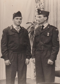 Manfred Matička (vlevo) na vojně