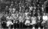 Radomil Maléř (druhý zleva nahoře) se spolužáky a učiteli měšťanské školy / 1951