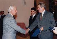 Radomil Maléř as mayor of Kostelec u Holešova with the then Prime Minister Miloš Zeman / handing over the municipal emblem and flag / 1997