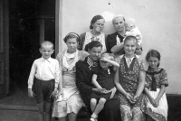 Radomil Maléř v náručí matky s příbuznými / Dolní Bečva / 1938
