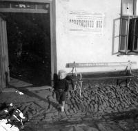 Před hospodou U Maléřů / Dolní Bečva / 1941