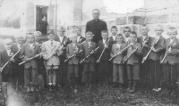 Radomil Maléř (první zleva vedle kněze) u prvního svatého přijímání / 1946