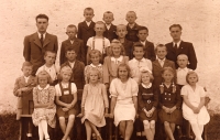 Marta Michálková  - obecní škola v Mezné, 1938, pamětnice ve spodní řadě druhá zprava s copy
