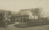 Pomník obětem první světové války a dům Tobkových v pozadí v roce 1920