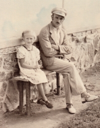 Marta Michálková s otcem Jaroslavem Bílkem v Mezné, 30. léta