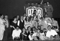 Paweł Skrzywanek na pamětní fotografie pořízené při převzetí sídla Polské sjednocené dělnické strany (polská komunistická strana) v roce 1990. V horní řadě zleva: AndrzejOlszewski, Rafał Dutkiewicz, Paweł Skrzywanek, Bogdan Zdrojewski. Uprostřed rady PZPR: Stanisławb Huskowski, Paweł Romaszkan. Stojící zleva: NN, Stefan Miller, Barbara Piegdoń, Grzegorz Schetyna, Tadeusz Zdankiewicz, Jacek Michniewicz, Beata Pierzchała, Barbara Zdrojewska, Sławomir Najnigier, Grażyna Najnigier, Maciej Bluj, Rafał Bubnicki, Anna Dutkiewicz. Sedící zleva: Mieczysław Michalak, NN, Jadwiga Janicka, Paweł Wrabec, Krzysztof Turkowski, Alicja Guszpit, nad ní Małgorzata Leśkow, dále: Anna Mądry, Paweł Kocięba-Żabski, Piotr Gomułkiewicz. Zygfryd Zaporowski leží na zemi