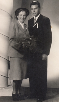 svatební foto Marta Bílková a Jiří Michálek, Cheb 1951