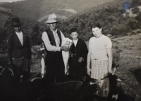 V horách kdesi v Jugoslávii, Františka Skoupá zcela vpravo, 30. léta 20. století 