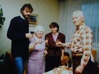 Radomír Vítek s manželkou Blankou a jejími rodiči / konec osmdesátých let