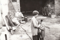 Stanislava Kulová na zabijačce, 70. léta