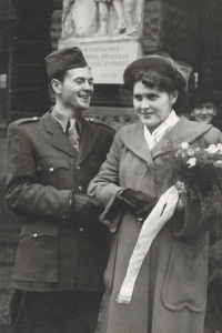 Svatební fotografie – tchán a tchyně Karel a Jaroslava Hubáčkovi v roce 1949. Budoucí slavný architekt si na svatbu odskočil z vojny. 